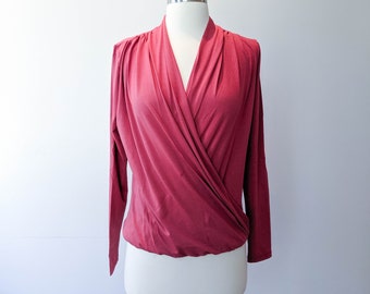 Maglia a collo alto rossa, in jersey di bambù biologico.