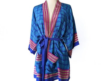 Giacca kimono corta, top avvolgente boho, kimono blu di seta, vestaglia corta, spolverino sexy, vestaglia con palme tropicali, vestaglia blu e rosa, vestaglia di seta