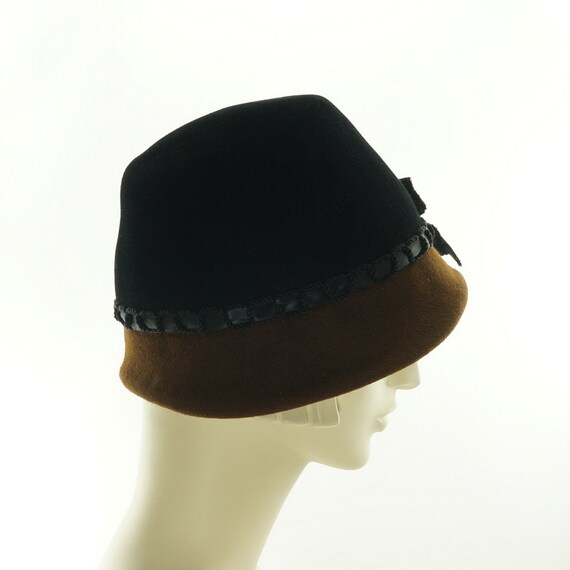 Brown Cloche Hat: Vintage Style Felt Hat With Velvet Flowers  display picture 1