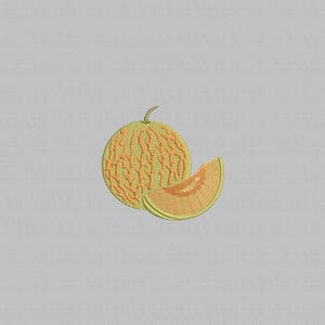 Peut inclure: Motif brodé d'un cantaloup et d'une tranche. Le cantaloup est vert clair avec des lignes texturées orange. La tranche est orange avec une peau vert clair. Le motif est sur fond gris clair.