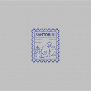 Peut inclure: Un timbre-poste bleu avec le mot "SANTORINI" en haut. Le timbre représente un dessin au trait de bâtiments avec des dômes et des arches, probablement l'île grecque de Santorin. Le timbre a un bord festonné.