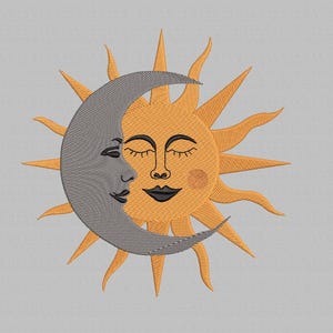 Puede incluir: Diseño bordado que presenta un sol sonriente y una luna creciente con una cara. El sol es de color amarillo-naranja con rasgos faciales negros y líneas radiantes. La luna es gris, con una cara y forma de media luna. El diseño está sobre un fondo gris claro.