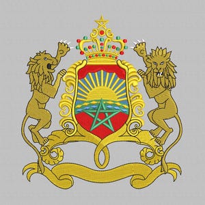 Peut inclure: Armoiries brodées avec un écusson rouge orné d'un soleil levant et d'une étoile verte. Deux lions dorés encadrent l'écu, soutenant une couronne. Une bannière dorée est en bas, le tout sur fond gris.