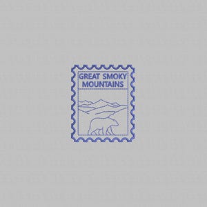 Puede incluir: Un parche bordado azul con forma de sello postal. El parche presenta el texto "GREAT SMOKY MOUNTAINS" y una ilustración de un oso y montañas.