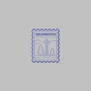 Pode incluir: Um selo azul com um desenho linear da Space Needle de Seattle, duas árvores de pinheiro e a palavra "WASHINGTON". O selo tem uma borda decorativa recortada sobre um fundo cinza claro.