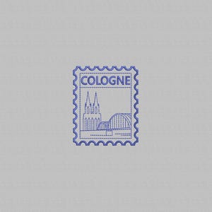 Puede incluir: Un diseño de sello postal bordado en azul sobre un fondo gris claro. El diseño presenta la palabra COLOGNE en la parte superior, con un dibujo lineal de la Catedral de Colonia y el puente Hohenzollern debajo, todo en un estilo de puntada simple.