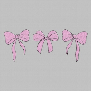 Könnte beinhalten: Drei rosa Satinbänder mit einem schlichten Design. Die Schleifen sind in einer Reihe angeordnet, wobei die mittlere Schleife etwas größer ist als die beiden anderen.