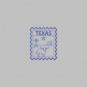 Puede incluir: Un sello bordado azul con la palabra "TEXAS" en la parte superior. El diseño del sello incluye una estrella, un molino de viento, un granero y un longhorn. El sello tiene un borde festoneado.