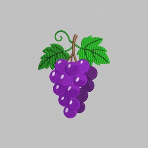 Pode incluir: Imagem bordada de um cacho de uvas roxas com folhas verdes e um caule castanho. As uvas têm reflexos brancos e as folhas têm costuras verdes detalhadas. O design está sobre um fundo cinza claro.