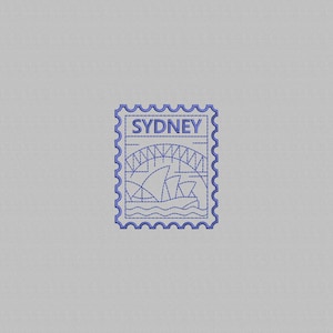 Op de afbeelding: Een blauw postzegelontwerp met het Sydney Opera House en de Harbour Bridge. Het woord "SYDNEY" staat bovenaan gedrukt. De postzegel heeft een decoratieve, geschulpte rand op een grijze achtergrond.