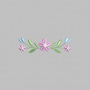 以下が含まれることがあります： 中央にピンクの花、白い中心、小さなピンクの花と青いつぼみがある刺繍された花の模様。緑の葉と茎が、灰色の背景に対して対称的な配置を形成しています。