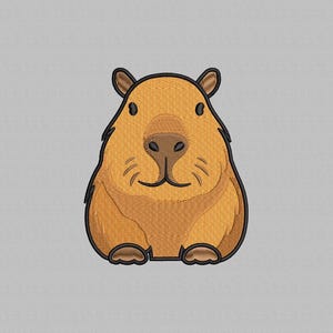 Könnte beinhalten: Eine gestickte Capybara im Cartoon-Stil mit einem hellbraunen Körper, dunklen braunen Umrissen und kleinen schwarzen Augen. Das Capybara hat eine große Nase und einen gebogenen Mund, was ihm ein freundliches Aussehen verleiht. Der Hintergrund ist einfarbig hellgrau.