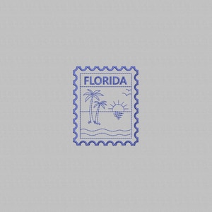 以下が含まれることがあります： 上部に「FLORIDA」の文字が入った青色の刺繍スタンプ。ヤシの木、海に沈む夕日、鳥がデザインされています。スタンプはスカラップエッジです。