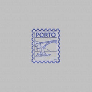 Puede incluir: Un diseño de sello postal bordado en azul que presenta la palabra PORTO en la parte superior, un gran puente arqueado que cruza el centro y un pequeño velero flotando en el agua debajo, todo en un patrón de puntada lineal y limpio.