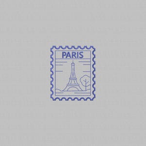 Op de afbeelding: Een blauw postzegelontwerp met de Eiffeltoren in Parijs. Het woord "PARIS" staat bovenaan gedrukt. De postzegel heeft een decoratieve, geschulpte rand en een lichtgrijze achtergrond.
