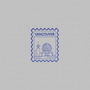 Peut inclure: Un timbre bleu brodé avec le mot "Vancouver" en haut. Le motif du timbre représente un paysage urbain avec une tour, un dôme géodésique et d'autres bâtiments. Le timbre a un bord festonné.