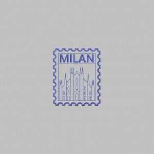 Puede incluir: Un diseño bordado en azul sobre un fondo gris claro con forma de sello postal de bordes festoneados. El diseño incluye la palabra MILAN en letras mayúsculas sobre un dibujo lineal de la Catedral de Milán con sus torres y agujas.