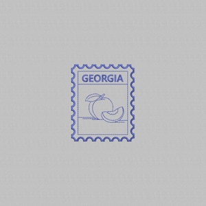Puede incluir: Un diseño de sello postal azul con la palabra "GEORGIA" en la parte superior. El centro del sello muestra un melocotón con una hoja y una rodaja. El diseño es de estilo dibujo lineal.