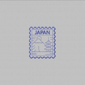 Può includere: Un design di francobollo blu raffigurante una montagna e una pagoda, con la parola "JAPAN" in alto. Il francobollo ha un bordo seghettato ed è posto su uno sfondo grigio chiaro.