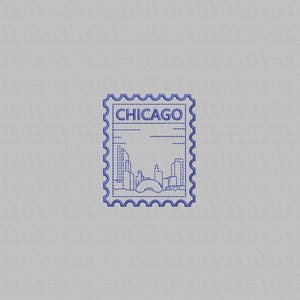 Puede incluir: Un diseño de sello postal azul con el horizonte de Chicago. La palabra "CHICAGO" está en la parte superior. El sello tiene un borde festoneado y un fondo gris claro.