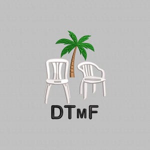 Puede incluir: Un diseño bordado con dos sillas de plástico blancas y una palmera con hojas verdes y un tronco marrón. El texto "DTMF" está bordado en negro debajo de las sillas.