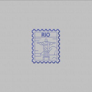 Może przedstawiać: Niebieski projekt znaczka pocztowego przedstawiający pomnik Chrystusa Zbawiciela w Rio de Janeiro. Słowo "RIO" jest wydrukowane u góry. Znaczek ma ząbkowaną krawędź i jest umieszczony na jasnoszarym tle.