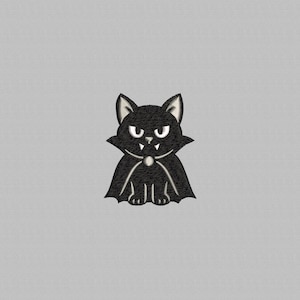 Può includere: Un gatto nero con un mantello, zanne bianche e colletto bianco. Il gatto ha orecchie a punta e un'espressione severa. L'immagine è un design a tema Halloween, ideale per abbigliamento o accessori.