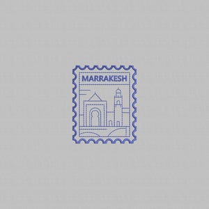 Könnte beinhalten: Ein blauer Briefmarkenentwurf mit dem Wort "MARRAKESH" oben. Die Briefmarke zeigt eine Strichzeichnung eines Gebäudes mit einem Torbogen und einem hohen Turm, vor einem hellgrauen Hintergrund.