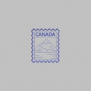 Puede incluir: Un sello postal bordado en azul con la palabra "CANADA" en la parte superior. El sello presenta una cordillera y una masa de agua. El sello tiene un borde festoneado y está sobre un fondo gris claro.