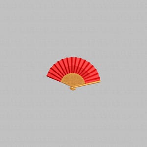 Könnte beinhalten: Ein roter Handfächer mit einem goldfarbenen Griff und einem gewebten, fächerförmigen Sockel. Der Fächer ist geöffnet und zeigt sein plissiertes Design. Der Hintergrund ist einfarbig hellgrau.