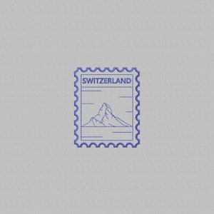 Puede incluir: Un diseño de sello postal azul con la palabra "SUIZA" en la parte superior. El sello representa una cordillera en el centro. El sello tiene un borde festoneado y un fondo gris claro.