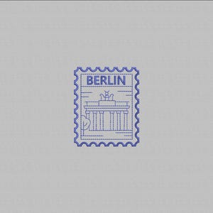 Puede incluir: Un diseño de sello postal azul con la palabra "BERLIN" en la parte superior. El sello representa un dibujo lineal de un edificio con columnas y una estatua. El sello tiene un borde decorativo festoneado y está sobre un fondo gris.