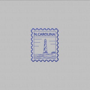 Puede incluir: Un sello bordado azul con un faro en una costa rocosa. El texto "N. CAROLINA" está en la parte superior. El sello tiene un borde festoneado sobre un fondo gris.