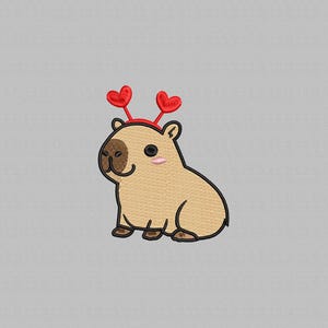 Puede incluir: Diseño bordado de un carpincho con una diadema roja en forma de corazón. El carpincho es de color beige con una nariz marrón y ojos negros. El fondo es gris claro liso.