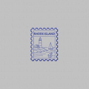 Puede incluir: Un diseño de sello postal azul con un faro, un velero y un ancla, con el texto "RHODE ISLAND" en la parte superior. El diseño está sobre un fondo gris texturizado.