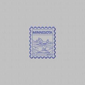 Può includere: Un francobollo blu ricamato con un paesaggio di cascata e la parola "MINNESOTA" in alto. Il francobollo ha un bordo smerlato ed è posto su uno sfondo grigio chiaro.