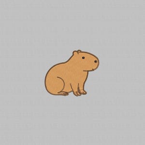 Può includere: Design ricamato di un capibara marrone chiaro, con un aspetto strutturato. Il capibara è raffigurato seduto, con piccoli occhi neri e un corpo arrotondato. Lo sfondo è di colore grigio chiaro.