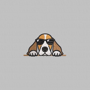 Peut inclure: Écusson brodé représentant un beagle de dessin animé portant des lunettes de soleil noires. Le chien a un pelage brun et blanc, un museau blanc et des oreilles tombantes. L'écusson repose sur une surface marron sur fond gris.