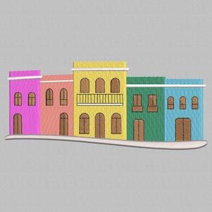 Puede incluir: Un diseño bordado con una fila de edificios coloridos. Los edificios son en tonos de rosa, naranja, amarillo, verde y azul, cada uno con ventanas arqueadas y puertas marrones. El edificio amarillo tiene un balcón. El diseño está sobre un fondo gris claro.