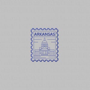 Puede incluir: Un sello azul con la palabra "ARKANSAS" en la parte superior. Representa un edificio con una cúpula, probablemente el capitolio estatal. El sello tiene un borde festoneado y el diseño está sobre un fondo gris.