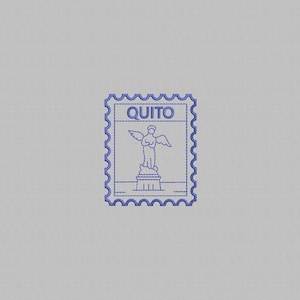 Puede incluir: Un diseño de sello bordado en azul con la palabra "QUITO" en la parte superior. El sello muestra una estatua de una figura alada sobre un pedestal. El sello tiene un borde festoneado y está sobre un fondo gris.