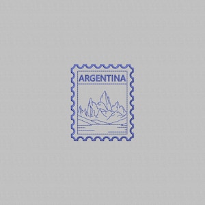 Puede incluir: Un diseño bordado en azul de un sello postal que presenta la palabra ARGENTINA en la parte superior y un paisaje montañoso sobre un cuerpo de agua. El sello tiene un borde festoneado y está cosido sobre una tela de color gris claro.