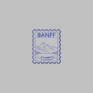 Può includere: Una toppa ricamata blu a forma di francobollo con il testo BANFF in alto, una catena montuosa al centro, una fila di alberi e una canoa che galleggia sull'acqua in basso, il tutto realizzato con uno stile a linee semplici.