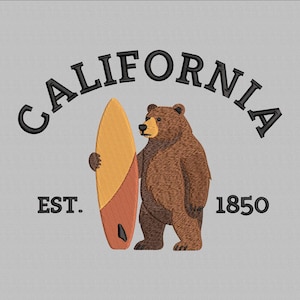 Könnte beinhalten: Gesticktes Design mit einem braunen Bären, der ein Surfbrett hält. Das Wort "CALIFORNIA" ist über dem Bären gewölbt, darunter "EST. 1850". Das Surfbrett ist gelb und orange. Der Hintergrund ist hellgrau.