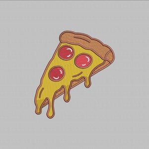 Puede incluir: Parche bordado de una porción de pizza con queso amarillo, tres pepperoni rojos y corteza marrón. El queso gotea por el costado. El parche está sobre un fondo gris.