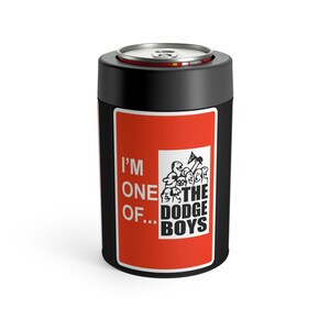 Puede incluir: Enfriador de latas negro con una etiqueta rectangular roja. La etiqueta presenta el texto "I'M ONE OF... THE DODGE BOYS" en blanco, junto con un gráfico en blanco y negro de varias figuras. La parte superior del enfriador es plateada.