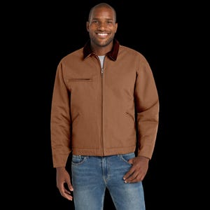 Pode incluir: Casaco de trabalho castanho com gola de veludo cotelê, fecho de correr e bolsos frontais. O casaco é usado com calças de ganga azuis. O casaco é de estilo clássico, adequado para o trabalho ou uso casual.