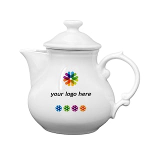 Könnte beinhalten: Weiße Teekanne aus Keramik mit Deckel und Henkel. Die Teekanne hat ein farbenfrohes Blumenlogo und den Text "your logo here".