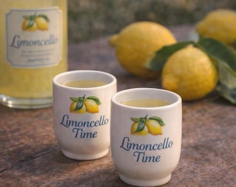 Coppa da limoncello italiana personalizzata con nome, in ceramica, ideale come regalo dopo cena.