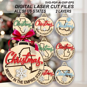Może przedstawiać: Drewniane ozdoby świąteczne z konturami stanów i słowem "Christmas" w różnych kolorach. Każda ozdoba zawiera frazy specyficzne dla stanu. Zaprojektowane do cięcia laserowego, z tekstem "DIGITAL LASER CUT FILES" na górze. Tekst brzmi "ALL 50 US STATES".